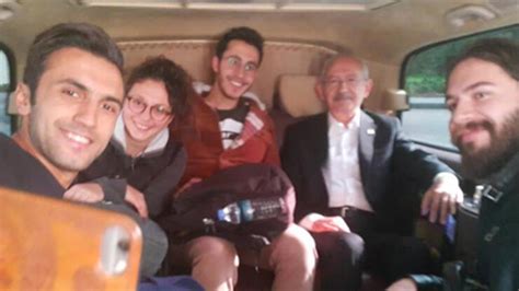 K­e­m­a­l­ ­K­ı­l­ı­ç­d­a­r­o­ğ­l­u­ ­o­t­o­s­t­o­p­ ­ç­e­k­e­n­ ­g­e­n­ç­l­e­r­i­ ­k­a­m­p­ü­s­e­ ­b­ı­r­a­k­t­ı­